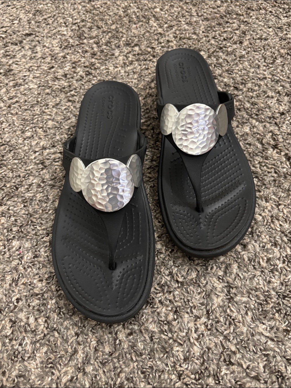 Crocs Sanrah Hammered Circle Sandals featuring a textured silver medallion W 10
